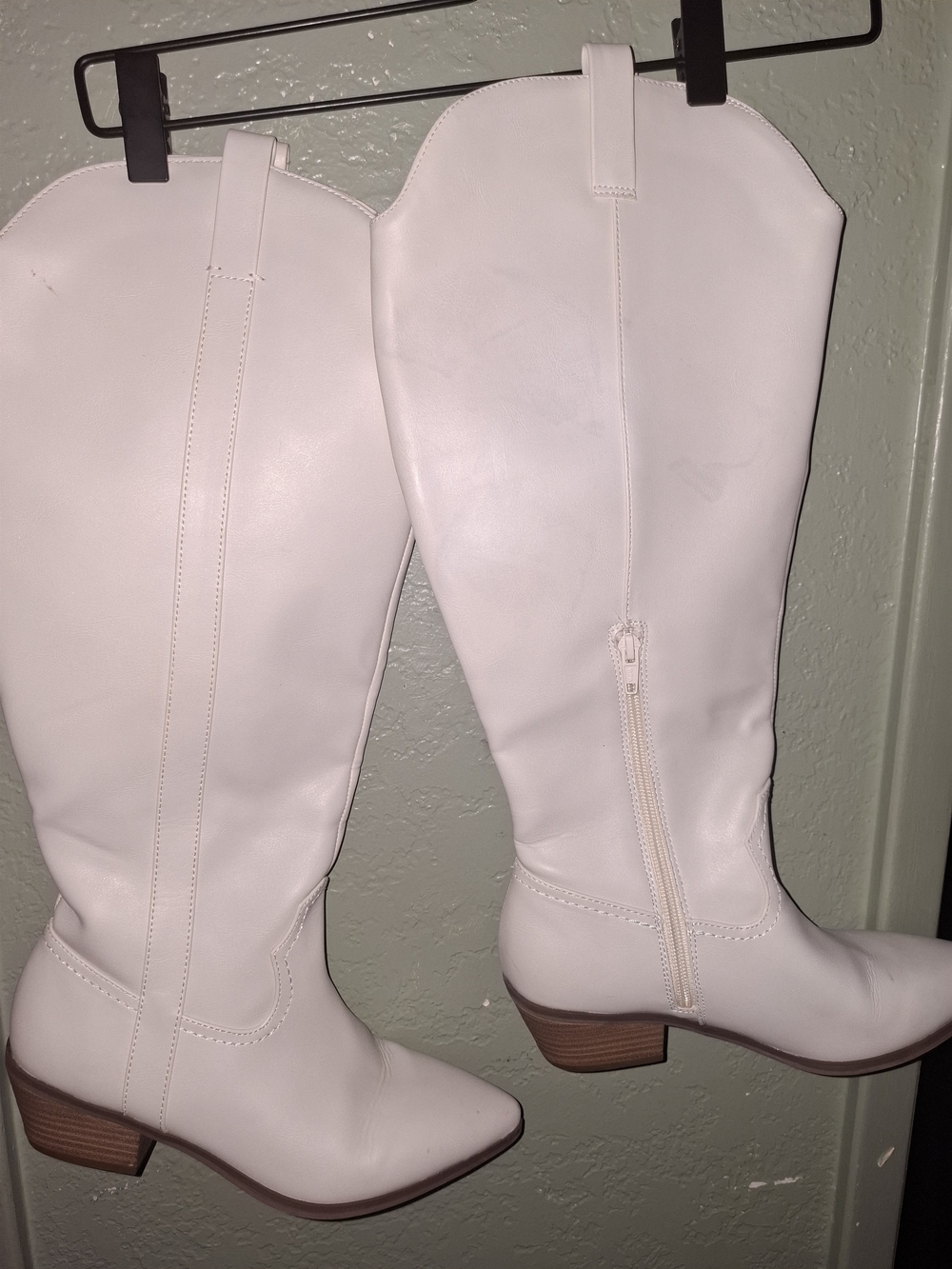Universal Thread Sommer Western Boots. These knee-high faux-leather